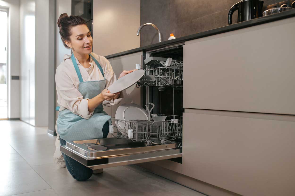 Lavastoviglie: un’aggiunta essenziale per la vostra cucina Se siete alla ricerca di un aiuto per mantenere la vostra cucina pulita, ordinata e funzionale, allora è il momento di considerare l'acquisto di una lavastoviglie. Questi dispositivi sono disponibili in diverse varietà, tra cui modelli a incasso, autopulenti e prodotti di marca. In questo articolo, daremo un'occhiata più da vicino alle Lavastoviglie e forniremo alcune informazioni utili sulle funzionalità principali di Bosch e Indesit. Varie tipologie di Lavastoviglie Per prima cosa, vediamo quali sono le diverse tipologie di Lavastoviglie. Una delle scelte più popolari è quella del modello a incasso, che si integra alla perfezione nella vostra cucina. L'installazione di un modello a incasso è un po' più complicata rispetto ad altre tipologie, ma l'effetto estetico finale è indubitabilmente attraente. Invece, se preferite un modello portatile, allora una lavastoviglie autonoma è la soluzione ideale. Questi modelli sono facili da spostare e da installare, anche se occupano un po' più di spazio rispetto alle Lavastoviglie da incasso. Oltre alle diverse tipologie di Lavastoviglie, ci sono anche vari modelli autopulenti. La pulizia automatica è un'opzione utile e pratica, poiché vi evita di dover pulire la vostra lavastoviglie a mano. I modelli autopulenti possono rimuovere la maggior parte dei residui di cibo e di olio dai piatti, dalle posate e dalla biancheria da tavola. Lavastoviglie di marca Bosch e Indesit sono due dei marchi più popolari di Lavastoviglie sul mercato. Se si è alla ricerca di una lavastoviglie affidabile e durevole, queste potrebbero essere le marche giuste per voi. Bosch è conosciuta per la sua qualità, il suo design e la sua affidabilità. La maggior parte dei modelli Bosch hanno capacità superiore rispetto alle Lavastoviglie standard, in modo da poter lavare facilmente anche le pentole e le padelle più grandi. Indesit ha una gamma di lavastoviglie adatte a tutte le tasche. Il loro design moderno e l'efficienza energetica sono altamente apprezzati dai consumatori. I loro prodotti sono inoltre dotati di un sistema di controllo delle temperature per ottimizzare il lavaggio e ridurre al minimo gli sprechi di energia. Quello dei consumi energetici è un argomento molto importante da approfondire Vivienergia. In conclusione Le Lavastoviglie potrebbero rappresentare l'aggiunta perfetta per la vostra cucina. Scegliere un modello di marca può essere un investimento valido e duraturo, come quelli di Bosch e Indesit. In ogni caso, ricordate di scegliere una lavastoviglie con le funzionalità che soddisfano davvero le vostre esigenze e il vostro budget. Per avere una panoramica sui prodotti e le tecnologie di altri marchi consulta quanto riporta Tekworld.it.