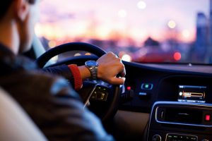 Tutto quello che portiamo dalla strada dentro l’auto: perché anche il pavimento merita attenzione